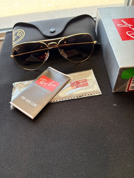 Ray-Ban Aviator Large Metal sunglasses (RB3025) Gold frame/light brown lenses main image 4
